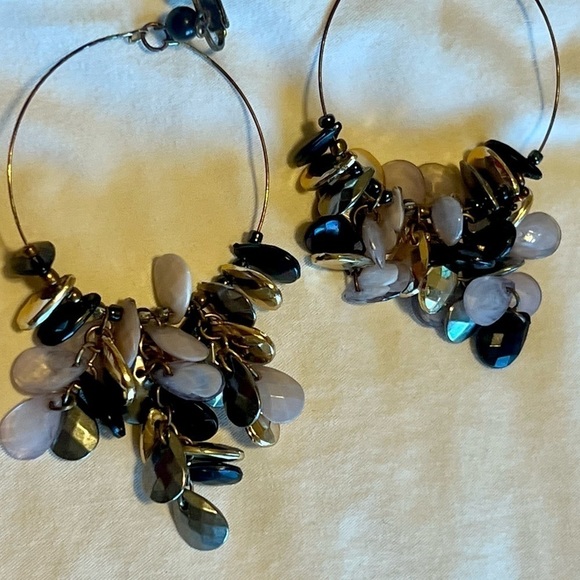 Stunning Clip Hoop Earrings with Loose Stones - Picture 5 of 7